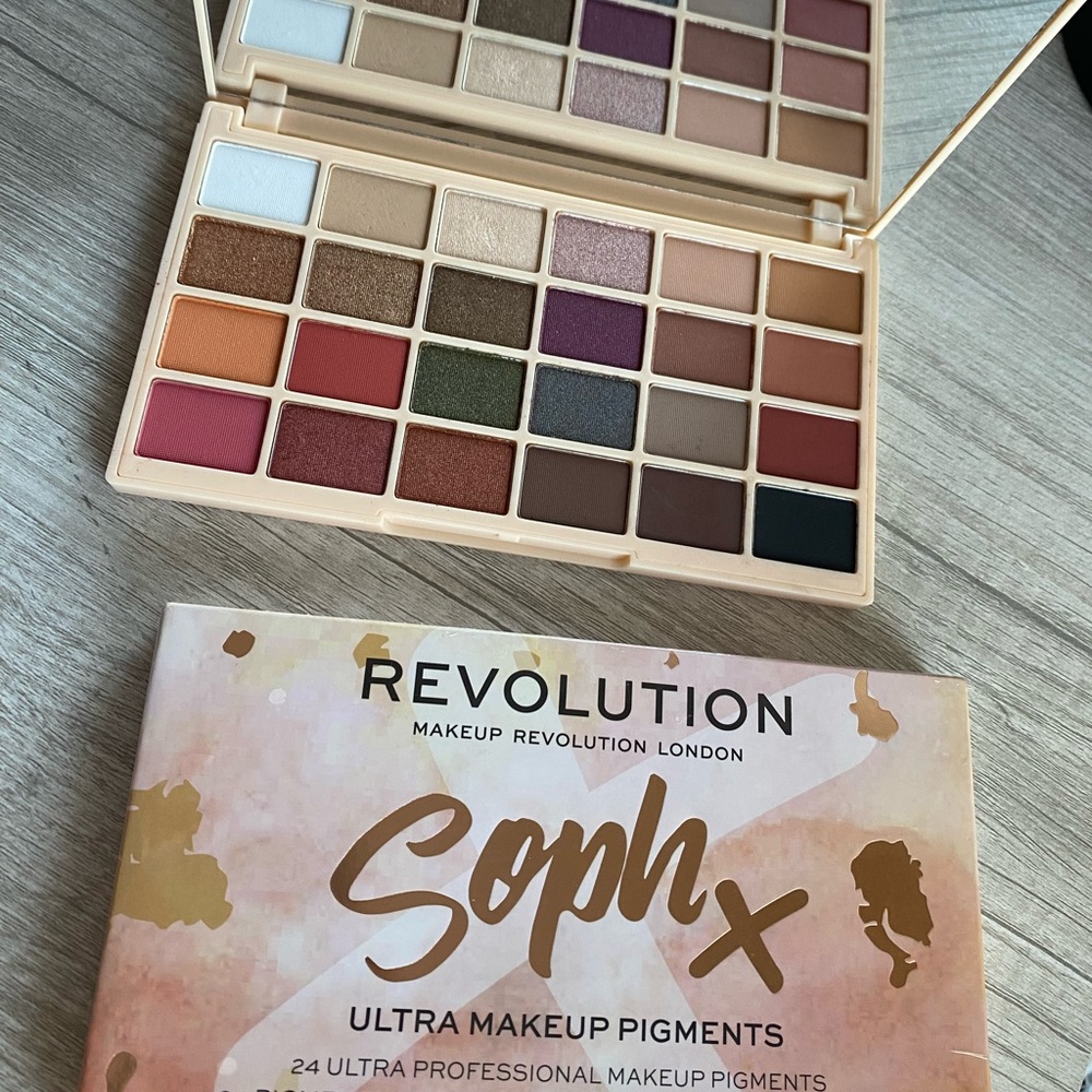 *NEW - sealed* Revolution Ultra Eyeshadow Pallete - Soph X
